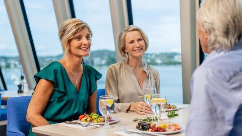 Damer ved et bord i buffet restaurant. Foto: Arild Danielsen